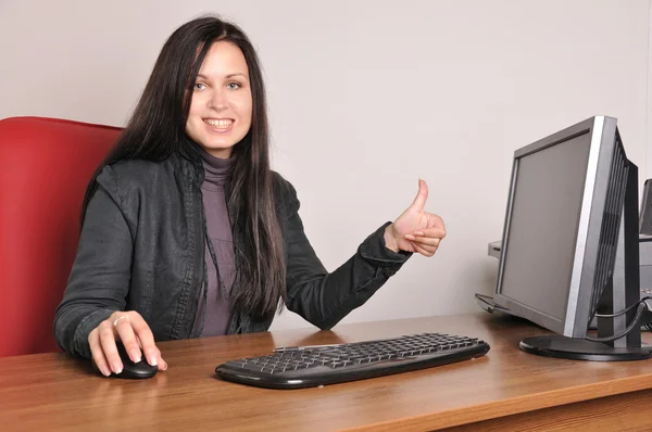 Femme au bureau — Photo