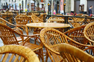 Tahta masa ve sandalyeler.