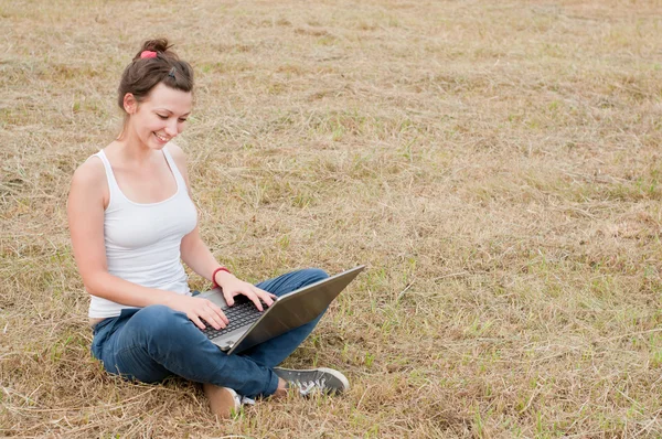 Mädchen mit Laptop — Stockfoto