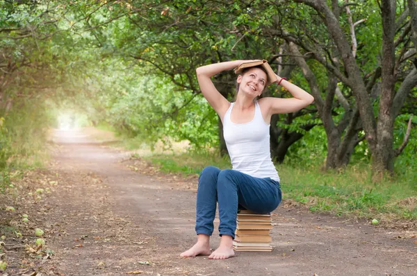 Chica leyendo un libro —  Fotos de Stock