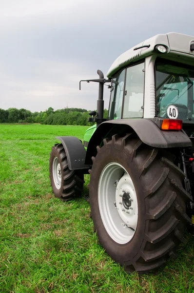 Ny traktor — Stockfoto