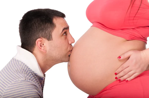 Hombre besando vientre de las mujeres embarazadas — Foto de Stock