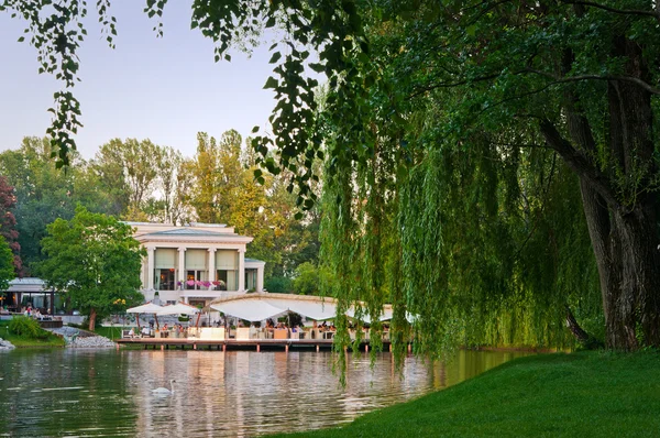 Restaurang på sjön — Stockfoto