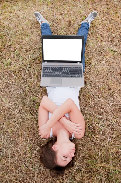 Ragazza con computer portatile — Foto Stock