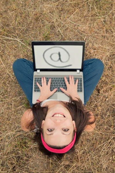 Ragazza con un computer portatile — Foto Stock