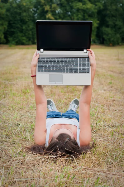 コンピュータを手にした女の子 — ストック写真