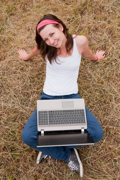 Fille avec un ordinateur portable — Photo