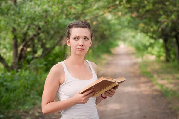 Mädchen mit einem Buch — Stockfoto