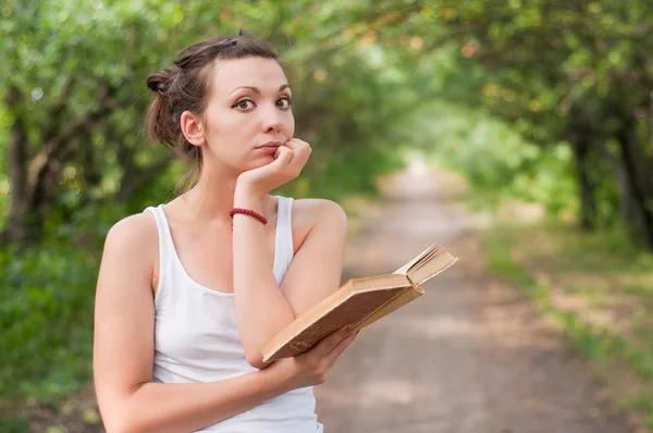 Mädchen mit einem Buch — Stockfoto