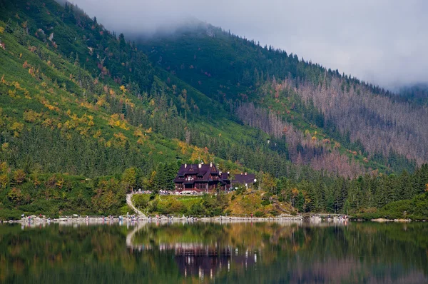 Wooden house in the mountains — Stock Photo, Image