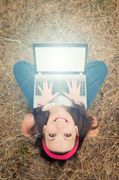 Mädchen mit Laptop — Stockfoto