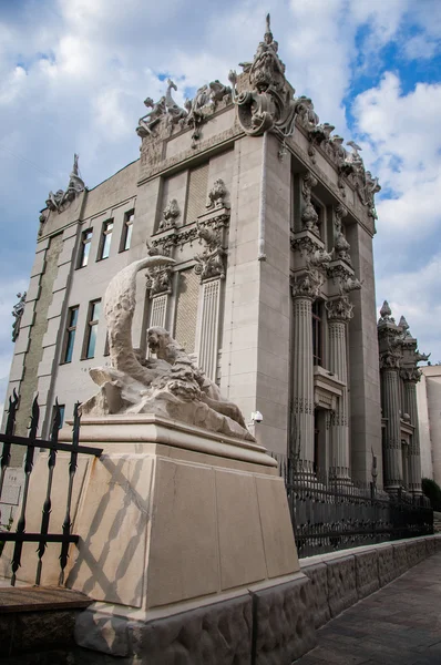 Casa com quimeras — Fotografia de Stock