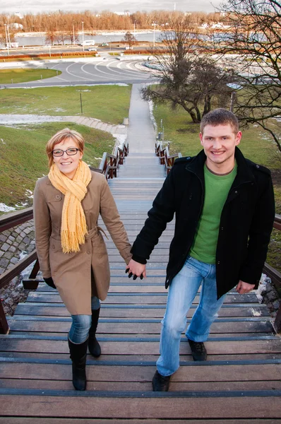 Mann und Frau zu Fuß — Stockfoto