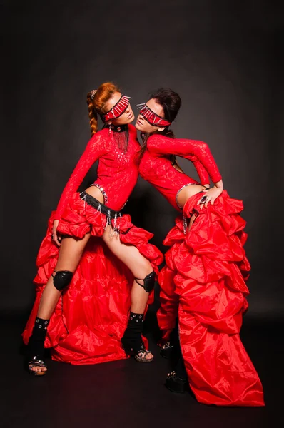 Iki kız kırmızı elbiseler — Stok fotoğraf