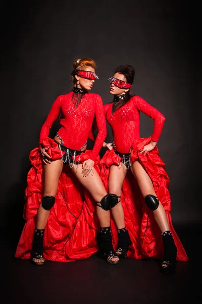 两个女孩在红色礼服 — 图库照片