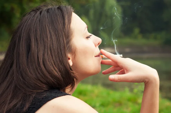 Девочка курит — стоковое фото