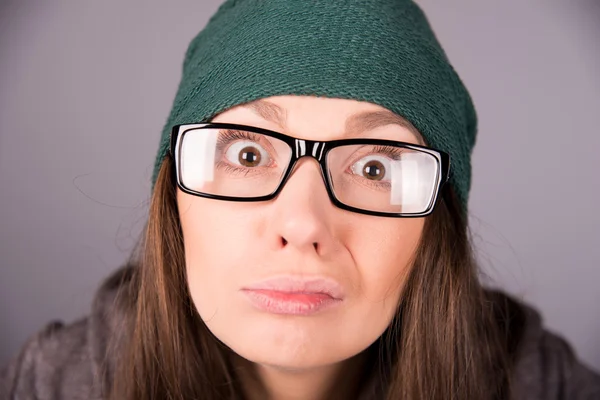 Vrolijke vrouw in glazen — Stockfoto