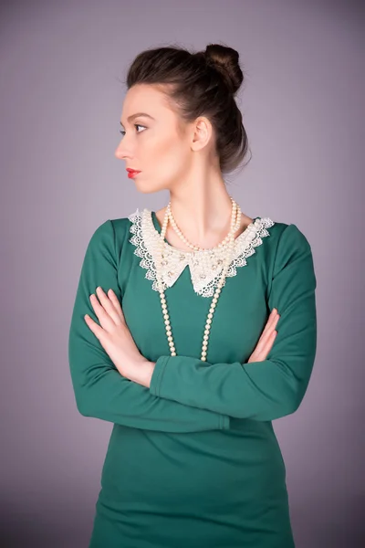真珠付きのスタイリッシュな女性 — ストック写真