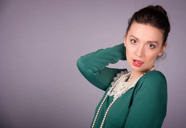 Mujer con estilo con perlas — Foto de Stock