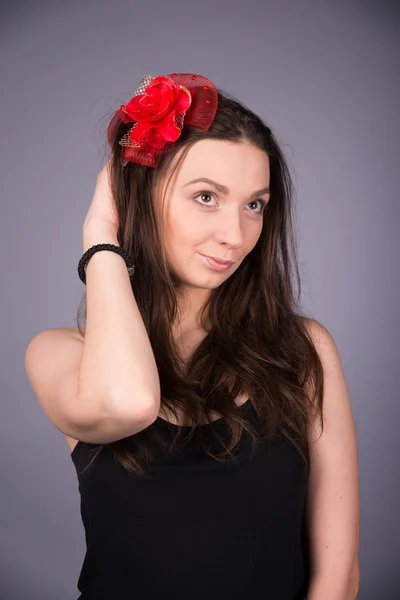 Chica con flor roja —  Fotos de Stock