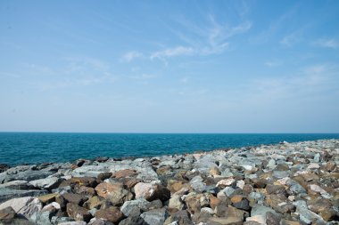 Kayalar ve deniz manzarası