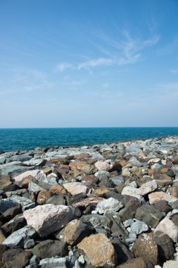 Kayalar ve deniz manzarası