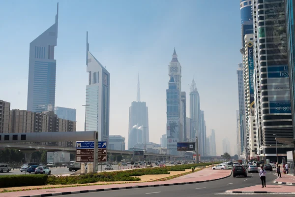 Wolkenkratzer in Dubai. — Stockfoto