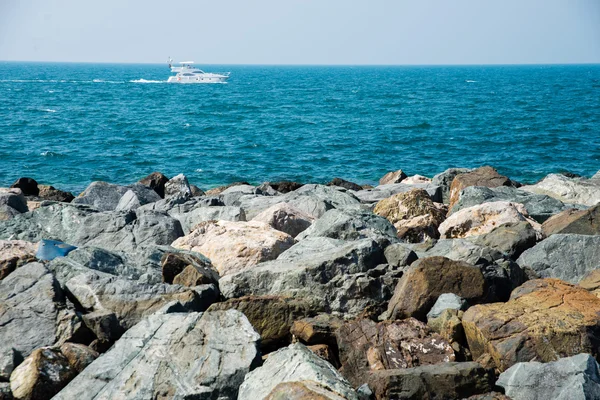 Paisagem com rochas e mar — Fotografia de Stock