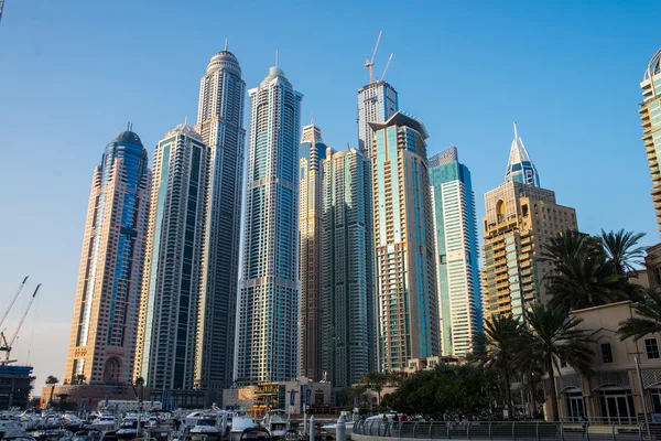 Wolkenkrabbers in Dubai Marina — Stockfoto