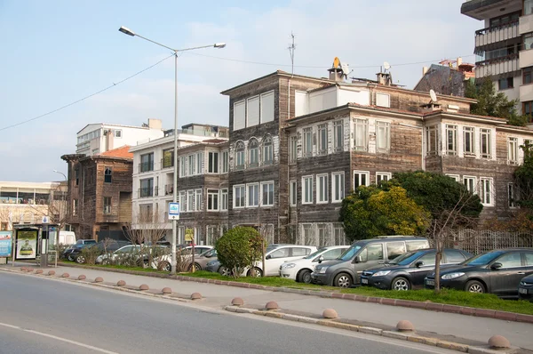 Istanbul'daki eski ahşap evler. — Stok fotoğraf