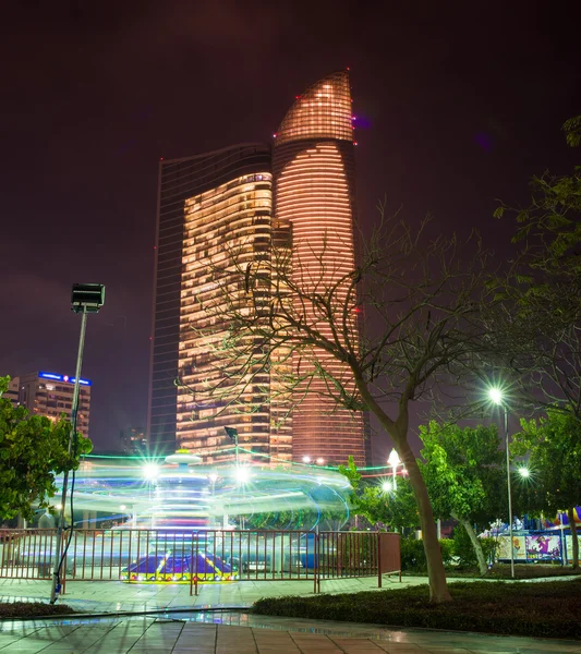 Belos edifícios altos à noite — Fotografia de Stock