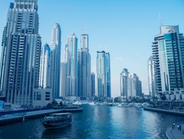 dubai Yat Limanı içinde modern gökdelenler