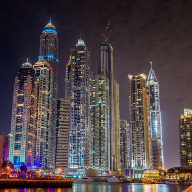 dubai Yat Limanı içinde modern gökdelenler