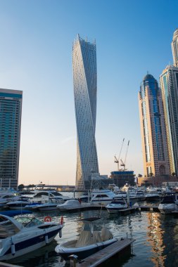 dubai Yat Limanı içinde modern gökdelenler