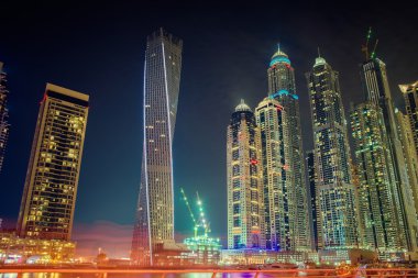 dubai Yat Limanı içinde modern gökdelenler