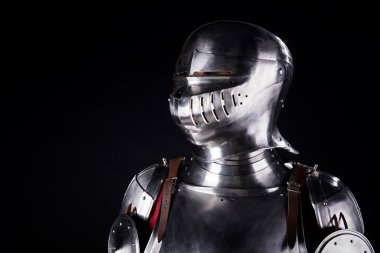 Metal zırhlı şövalye