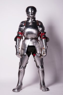 Metal zırhlı şövalye