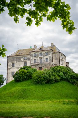 Tepedeki eski şato.