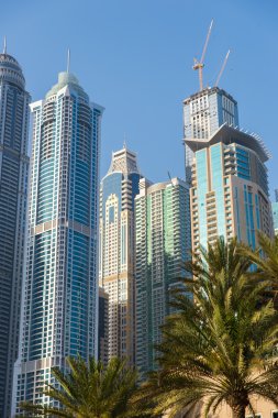 dubai Yat Limanı içinde modern gökdelenler