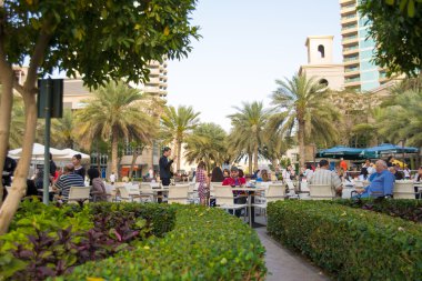 dubai Yat Limanı içinde modern gökdelenler