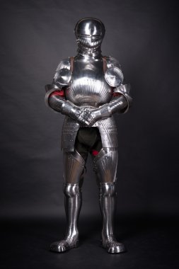 Metal zırhlı şövalye