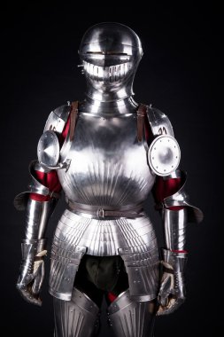 Metal zırhlı şövalye