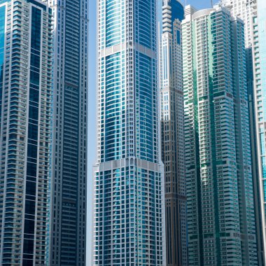 dubai Yat Limanı içinde modern gökdelenler