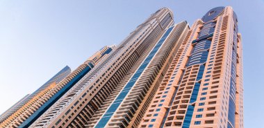 dubai Yat Limanı içinde modern gökdelenler