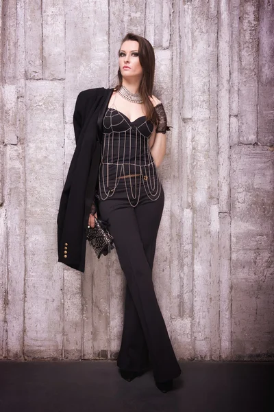 Mulher bonita na moda vestindo — Fotografia de Stock