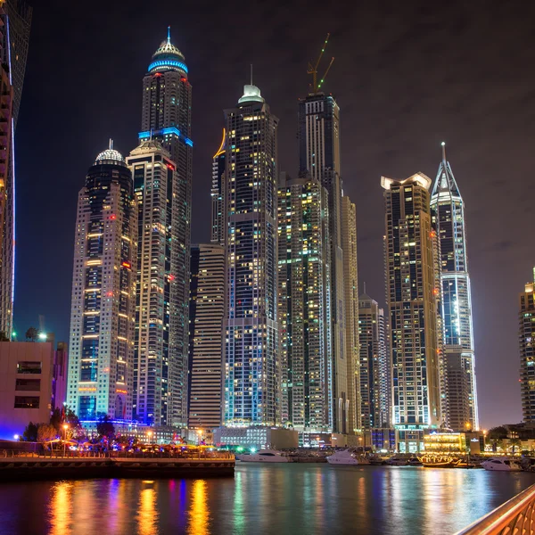 Moderni pilvenpiirtäjiä Dubaissa Marina — kuvapankkivalokuva