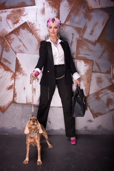 Femme d'affaires avec un chien — Photo