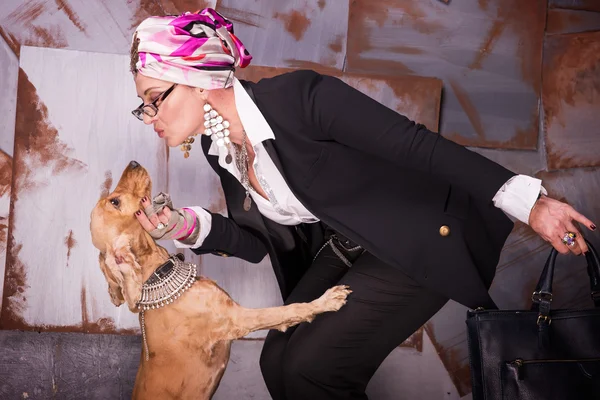 Mujer de negocios con un perro — Foto de Stock