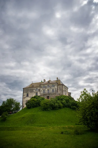 Oud kasteel op de heuvel — Stockfoto