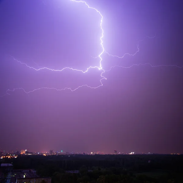 Błyskawice na niebie — Zdjęcie stockowe